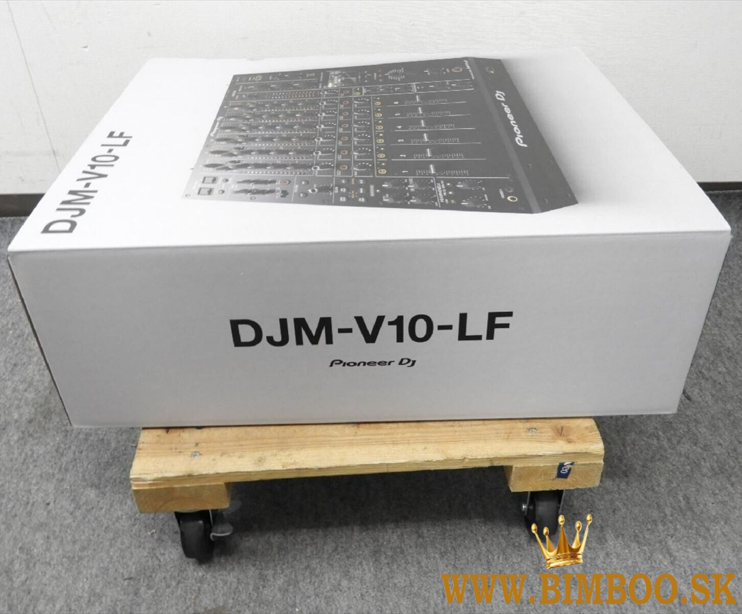 2x Pioneer DJ CDJ-3000-W + 1x DJM-900NXS2-W, Pioneer DJ DJM-V10-LF, Pioneer DJM-A9, Pioneer CDJ-Tour