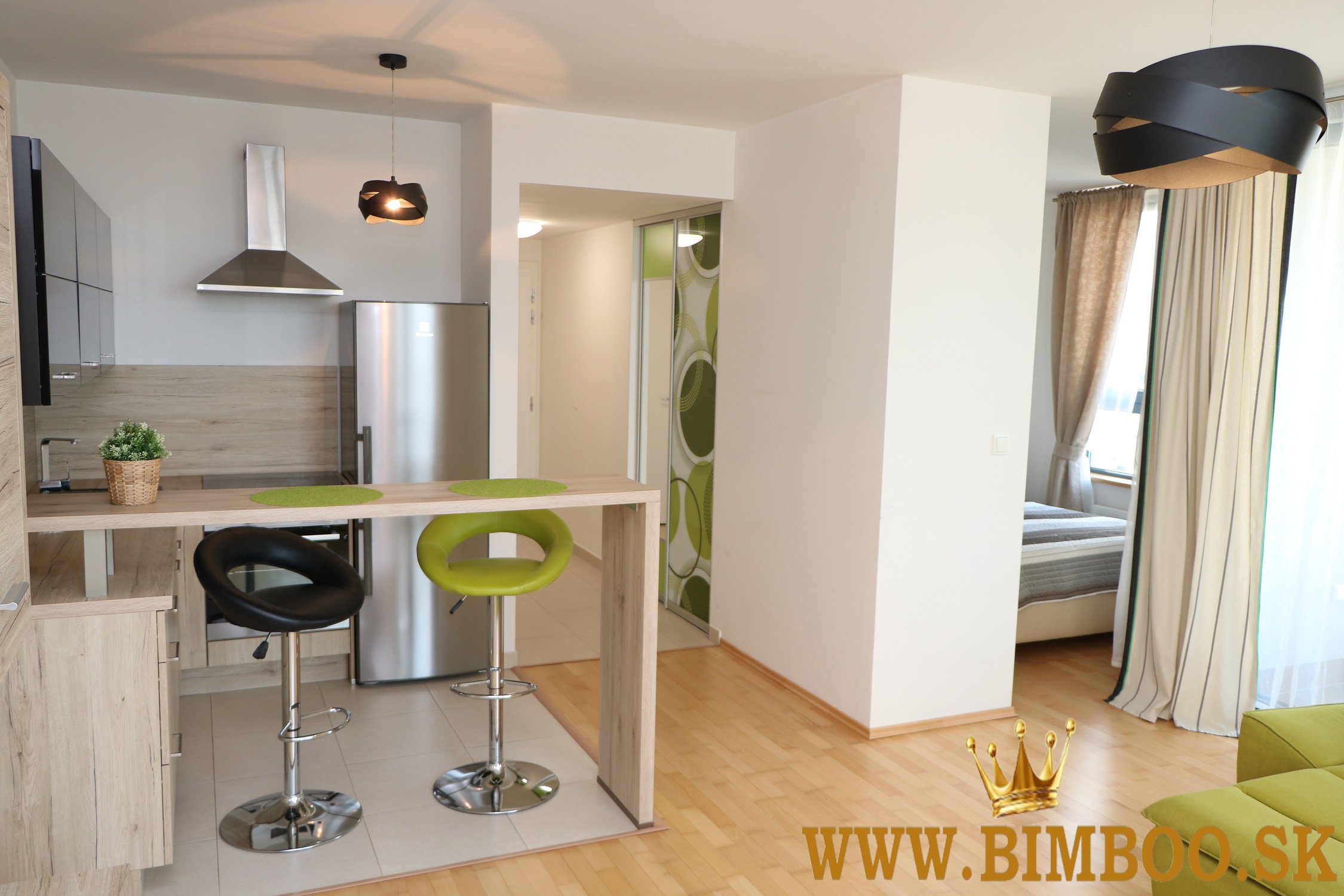  Prenájom zariadeného 3-izbového bytu s balkónom – Mesačná ulica