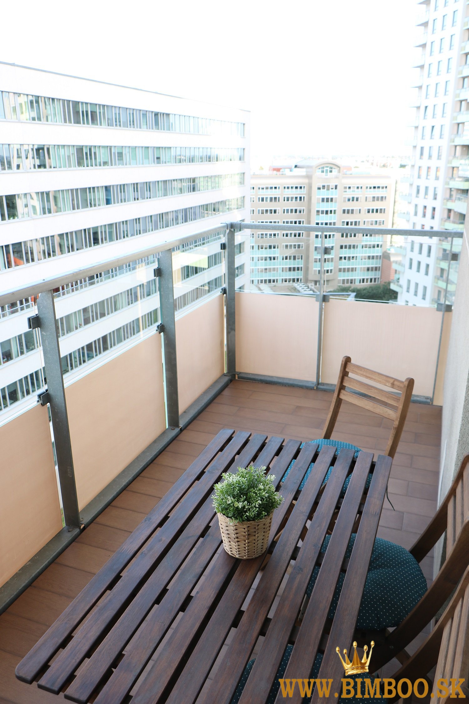 Prenájom luxusného 3-izbového bytu s loggiou a parkovaním 