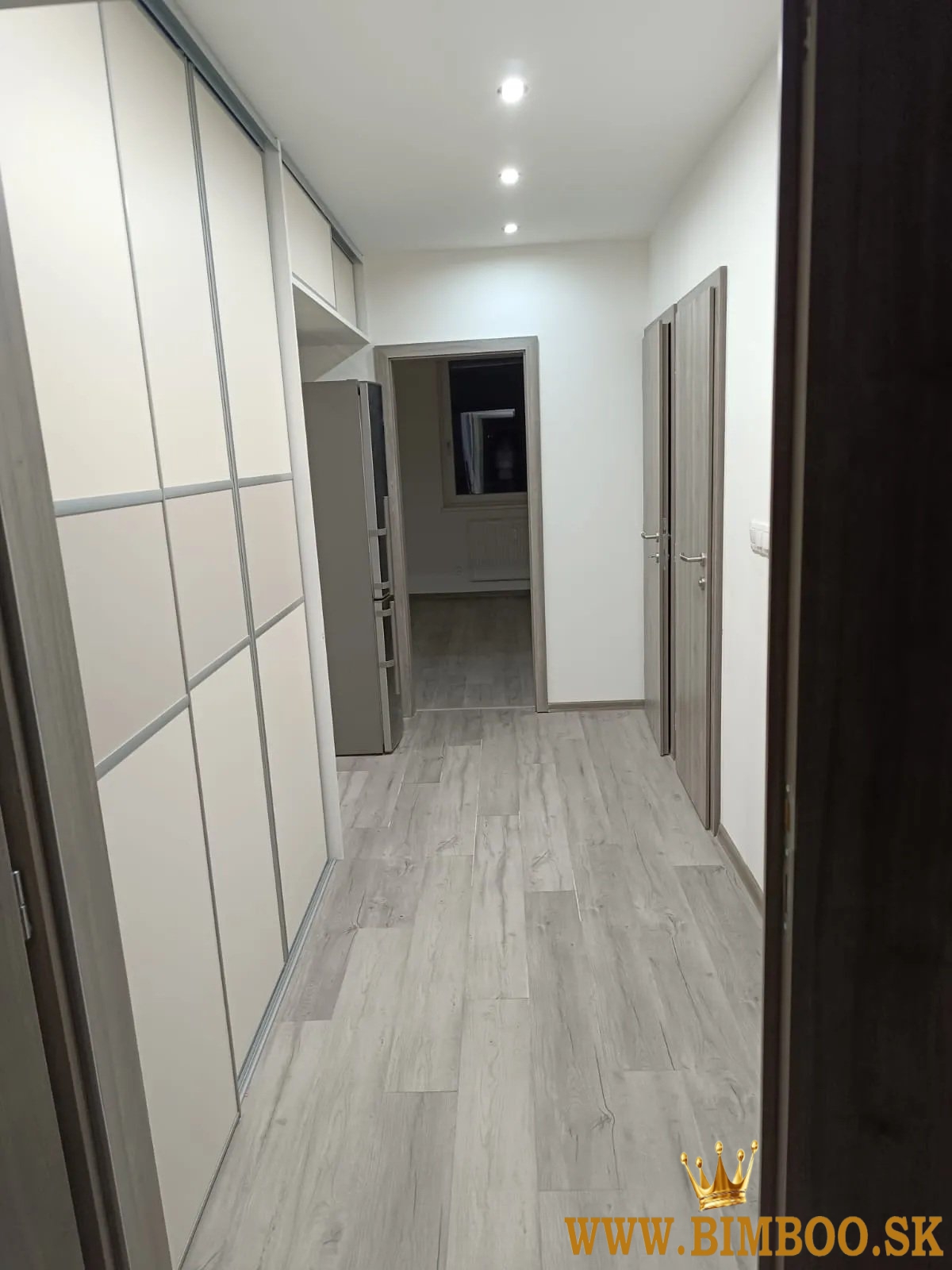  Prenájom zariadeného 3-izbového bytu s balkónom – Mesačná ulica