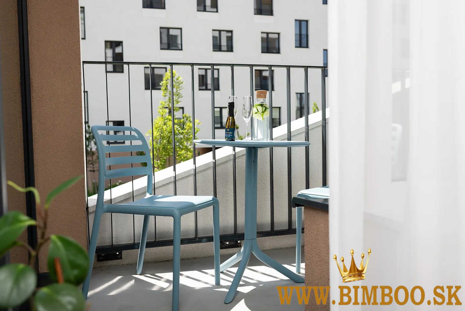  Prenájom 2-izbového apartmánu s balkónom a parkovacím miestom – Závodu Matador, 