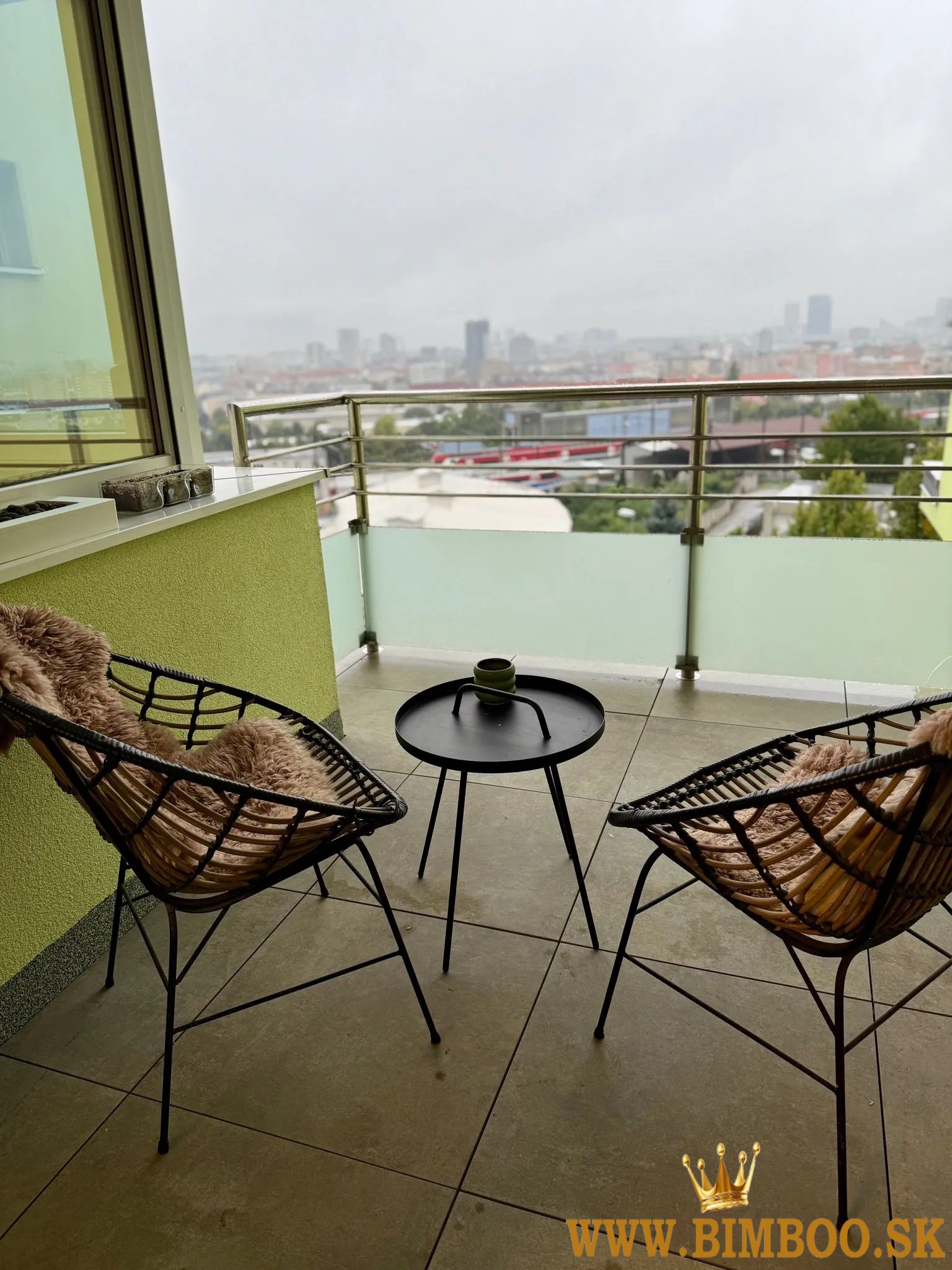 Prenájom luxusného 3-izbového bytu s loggiou a parkovaním 