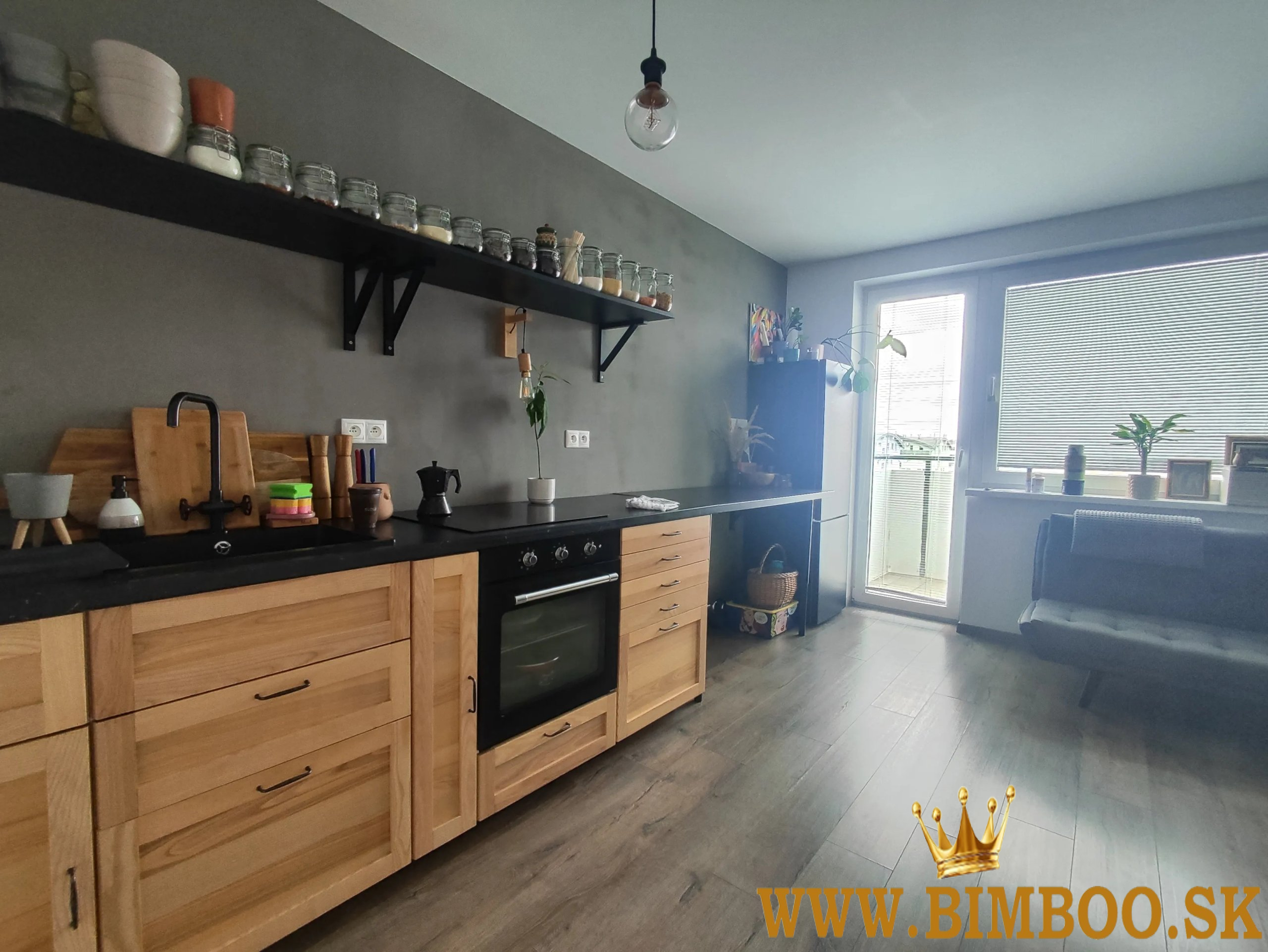  Moderný 1-izbový byt s balkónom, parkovaním a kobkou 