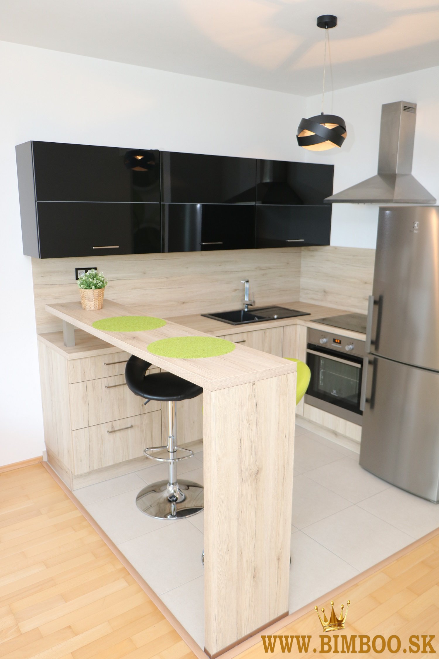 Prenájom luxusného 3-izbového bytu s loggiou a parkovaním 