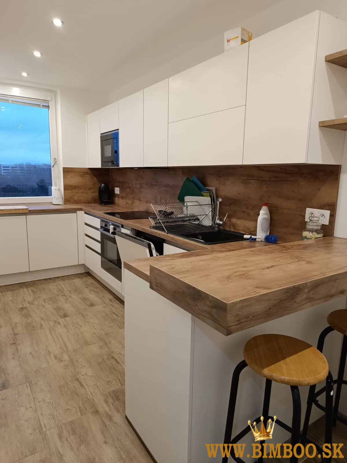  Prenájom zariadeného 3-izbového bytu s balkónom – Mesačná ulica