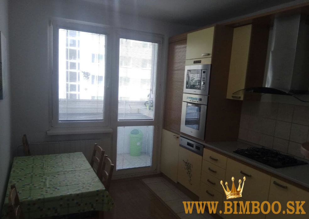 Prenájom kompletne zariadený slnečný 4-izbovy byt s balkónom na Vyšehradskej ulic