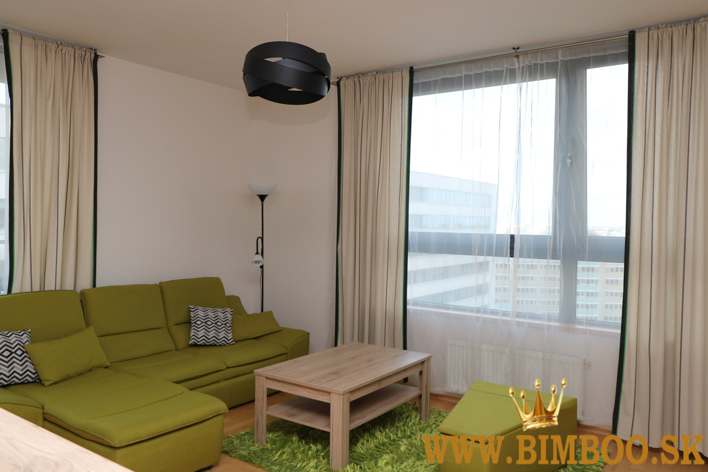  Prenájom zariadeného 3-izbového bytu s balkónom – Mesačná ulica