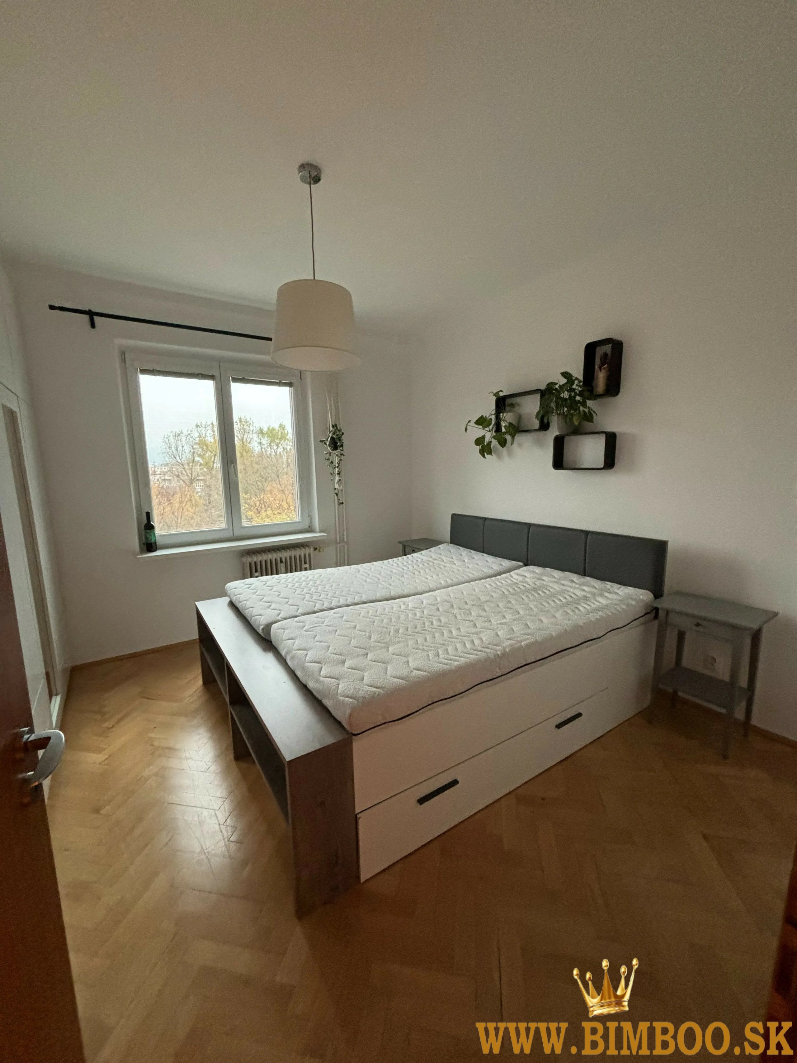  Prenájom zariadeného 3-izbového bytu s balkónom – Mesačná ulica