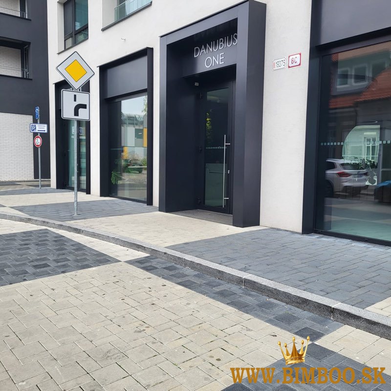  Prenájom zariadeného 3-izbového bytu s balkónom – Mesačná ulica