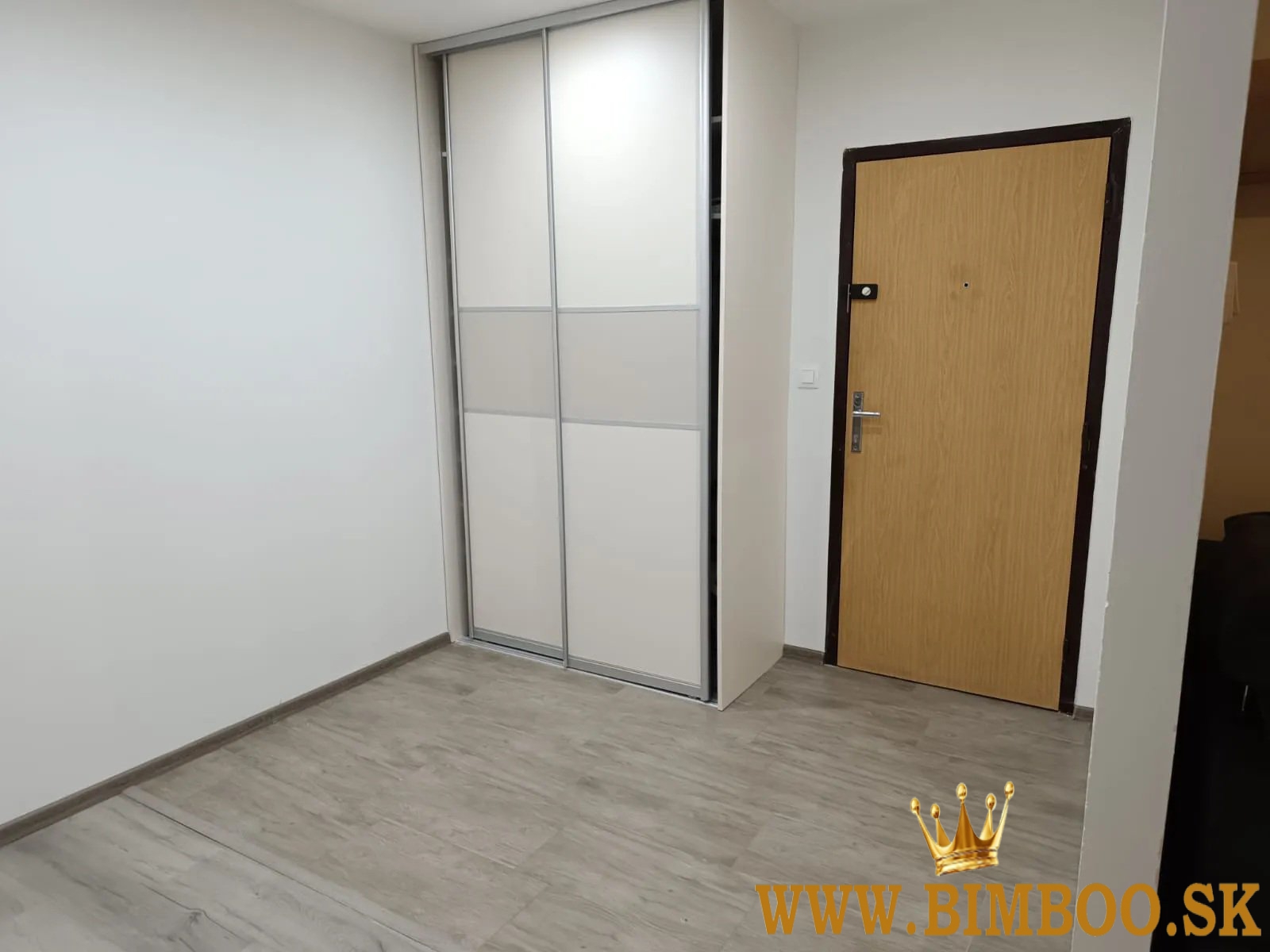  Prenájom zariadeného 3-izbového bytu s balkónom – Mesačná ulica