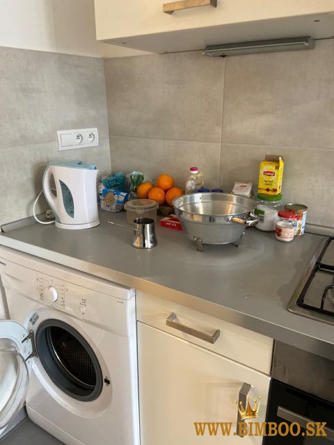  BLACK FRIDAY – prvý mesiac o 50 € lacnejšie!  Prenájom 2-izbového bytu – Gorkého ulica, absolútne c