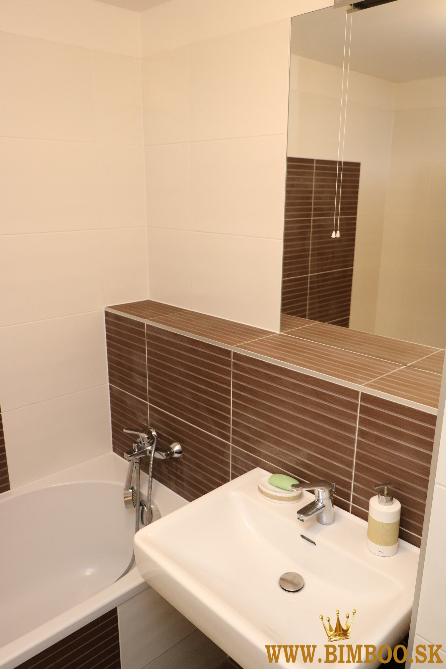  Prenájom zariadeného 3-izbového bytu s balkónom – Mesačná ulica