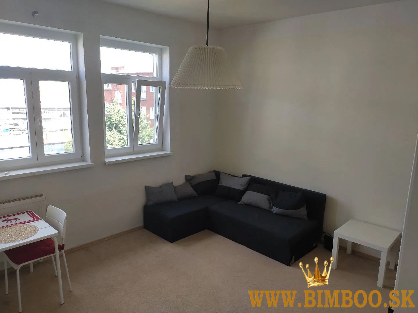 Ponúkame na prenájom svetlý 1 -izbový byt (40 m²) na Pražskej ulici 