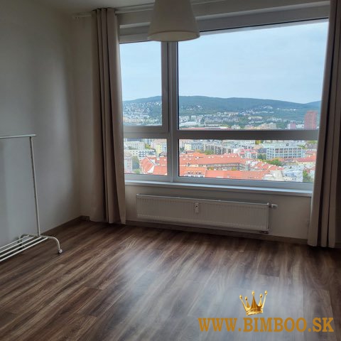  Prenájom zariadeného 3-izbového bytu s balkónom – Mesačná ulica