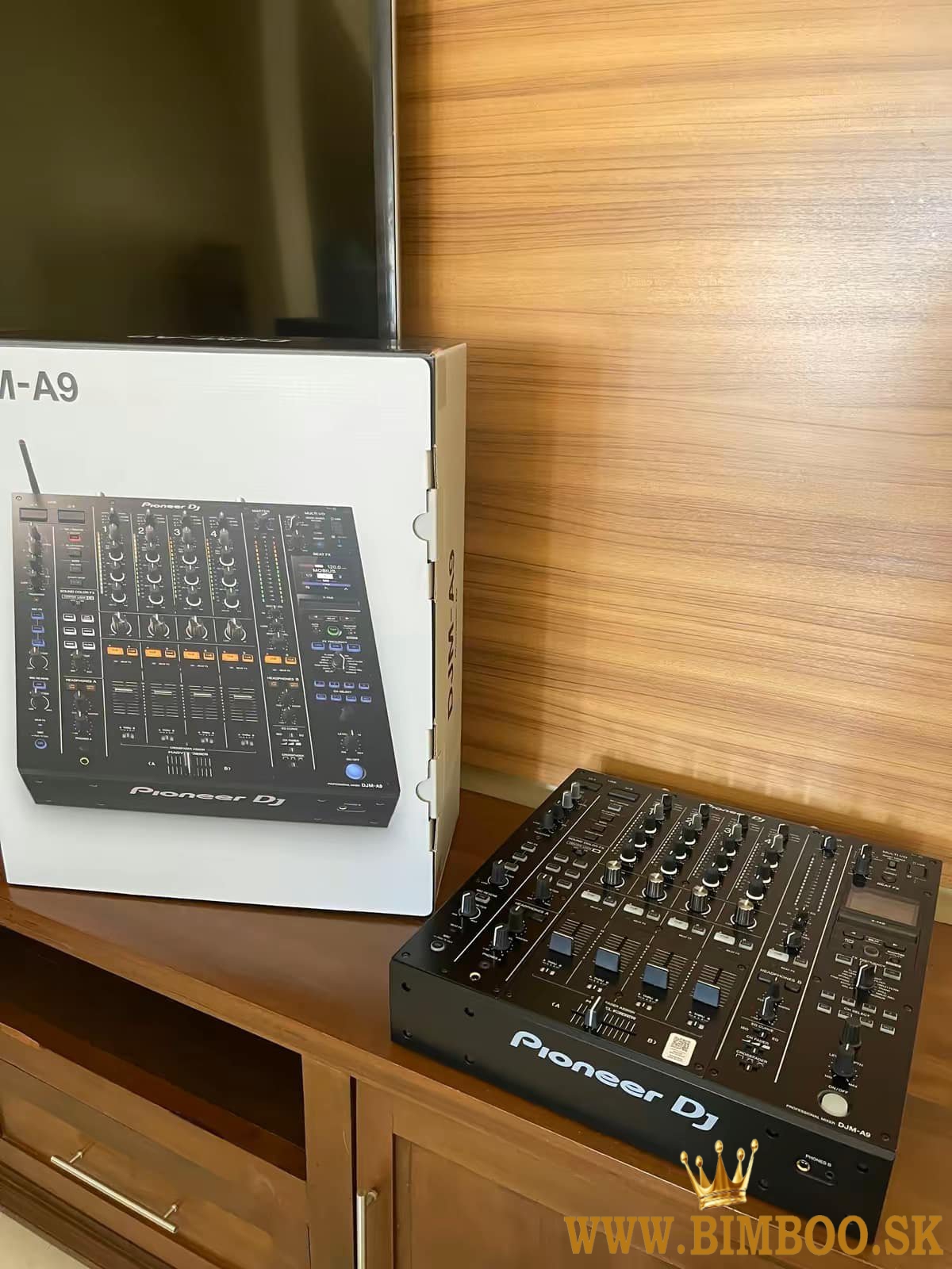 2x Pioneer DJ CDJ-3000-W + 1x DJM-900NXS2-W, Pioneer DJ DJM-V10-LF, Pioneer DJM-A9, Pioneer CDJ-Tour