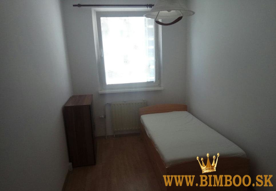 Prenájom kompletne zariadený slnečný 4-izbovy byt s balkónom na Vyšehradskej ulic