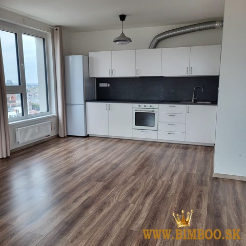  Prenájom zariadeného 3-izbového bytu s balkónom – Mesačná ulica