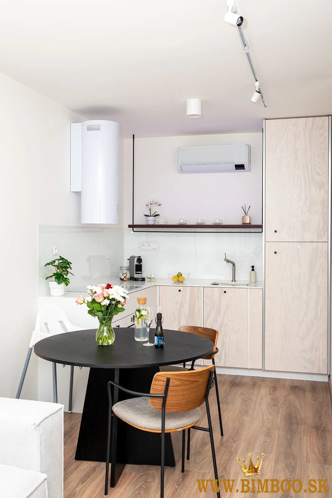  Prenájom 2-izbového apartmánu s balkónom a parkovacím miestom – Závodu Matador, 