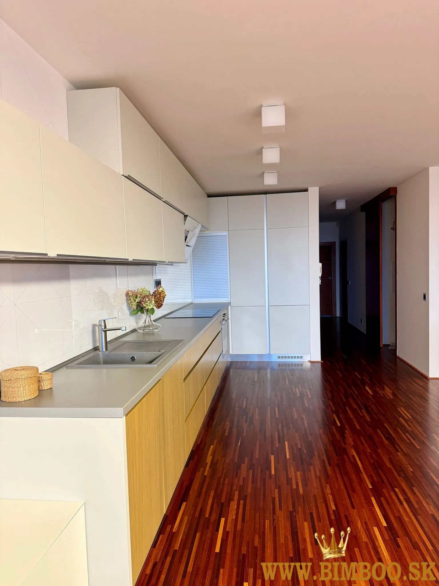 Prenájom luxusného 3-izbového bytu s loggiou a parkovaním 