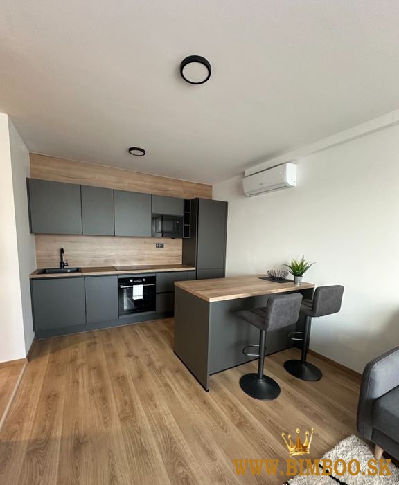 Exkluzívne Vám ponúkame na predaj pozemok na výstavbu rodinného domu s výmerou 684 m² v obci Hviezdo